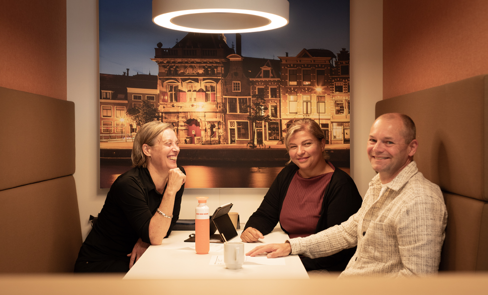 Carin van Empel, Tania Mak en Marijn Smit van de gemeente Haarlem zitten aan een tafel