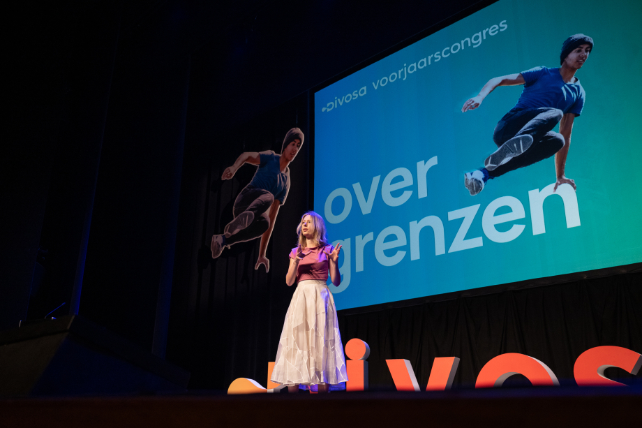 Arlette Vrusch op het podium tijdens het Divosa Voorjaarscongres 2025 in Heerlen