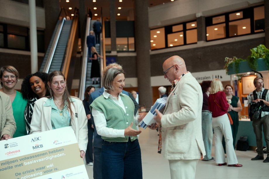 Aanbieding onderzoeksrapporten basisvaardigheden aan kamercommissie OCW op 9 sept 2025