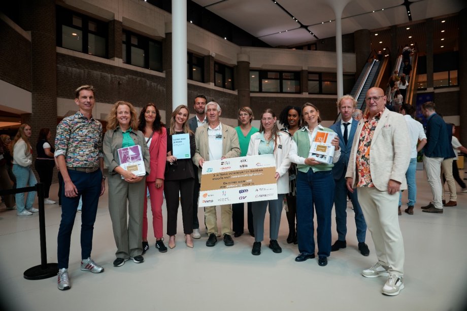 Vaste Kamercommissie OCW met aangeboden rapporten basisvaardigheden