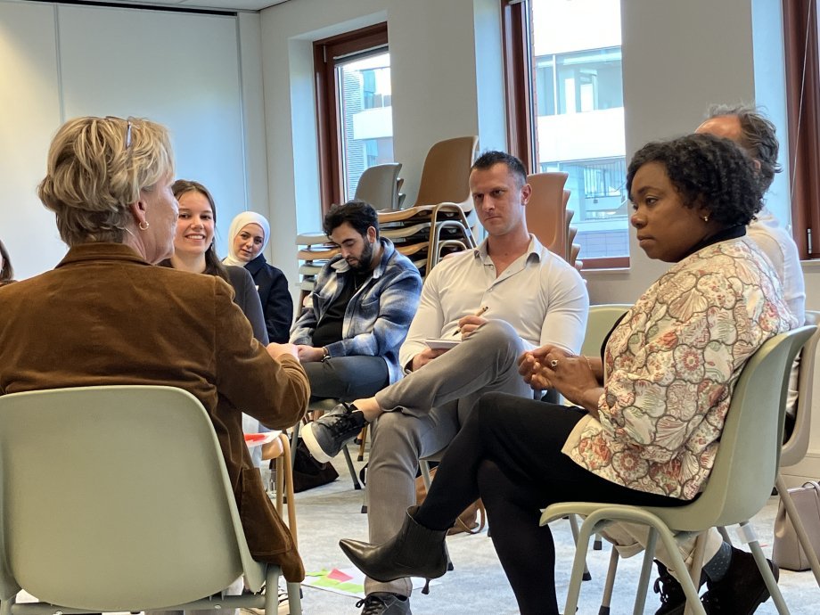 Araya Sumter (rechts) in gesprek met klantmanagers inburgering