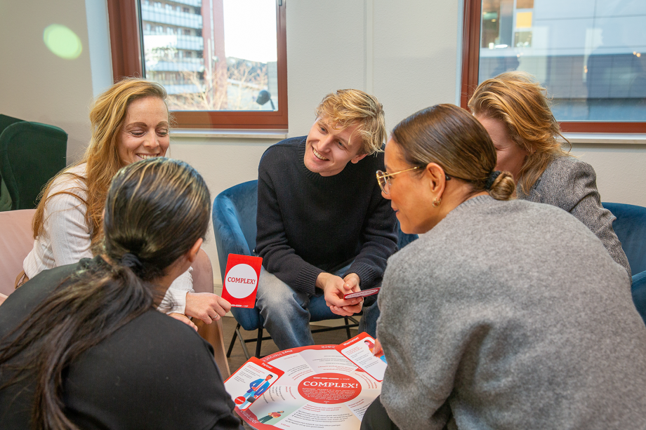 Vijf personen spelen het spel COMPLEX