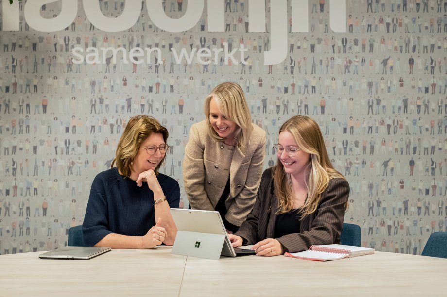 Anne-Marie, Lea en Ineke kijken samen naar één tablet