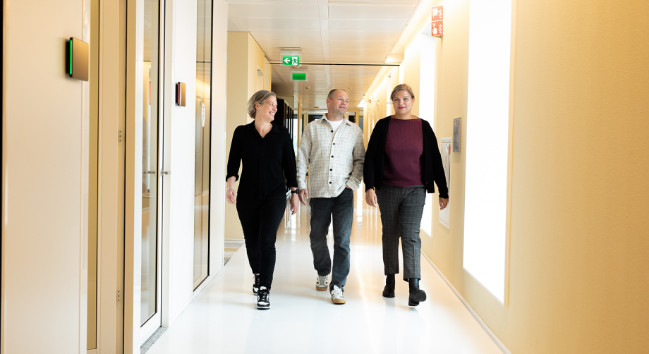 Carin van Empel, Marijn Smit en Tania Mak van de gemeente Haarlem lopen door een gang in het gemeentehuis