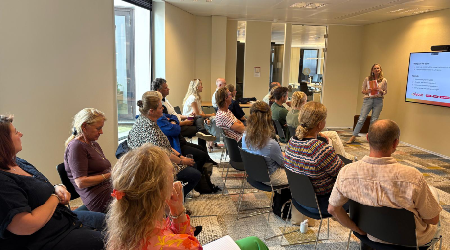Programmamanager Judtih Tijdink geeft een presentatie voor Dwars door domeinen