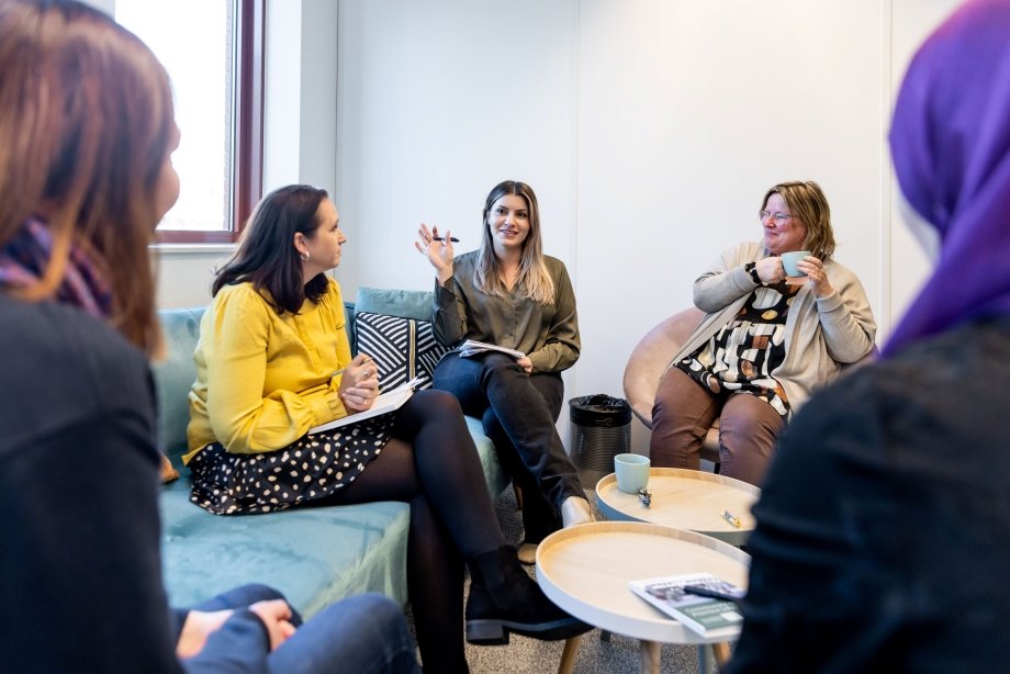 Collega's met elkaar in overleg in een informele setting