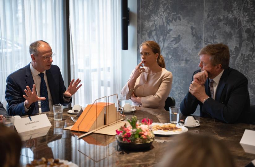 Erik Dannenberg, voorzitter van Divosa, in gesprek met koning Willem-Alexander en minister Carola Schouten