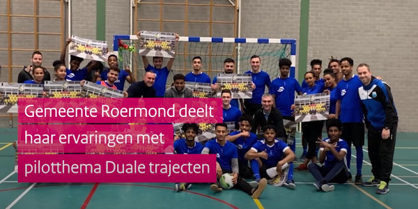 Werkbezoek Koolmees Roermond. Groepsfoto van zaalvoetballers in een sportzaal. 