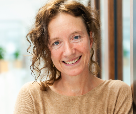 Portret van Karen Hosper, Pharos