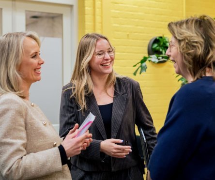 Anne-Marie, Lea en Ineke in gesprek