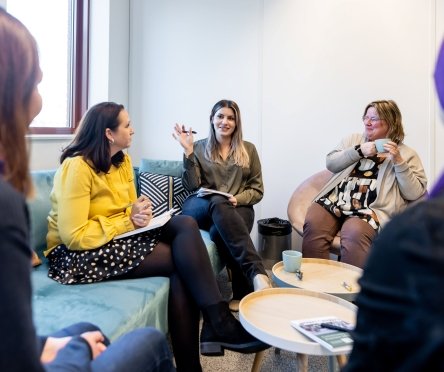 Collega's met elkaar in overleg in een informele setting